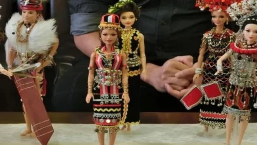 Sentuhan seni anak jati Sarawak ini hasilkan busana anak patung artis tempatan