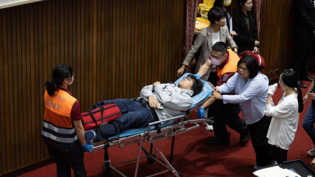 台湾立法院再爆激烈冲突 五名立委送院就医