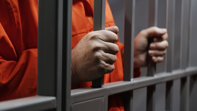 为入狱伴狱中被打伤孙子 法国爷爷持枪抢劫超市 