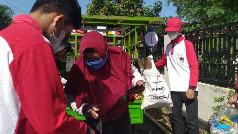 Buku dijadikan upah kutip sampah: pustaka bergerak ini bantu pupuk minat membaca Buku dijadikan upah kutip sampah: pustaka bergerak ini bantu pupuk minat membaca