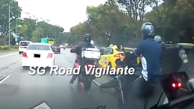 徳士突切换车道 摩托车骑士受伤送院  