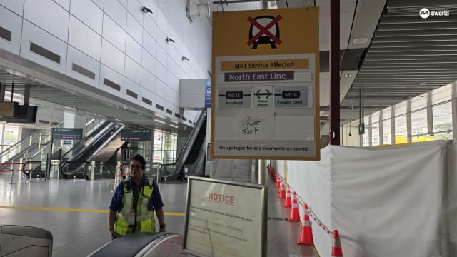 榜鹅和盛港地铁站内漆黑一片 商店也断电