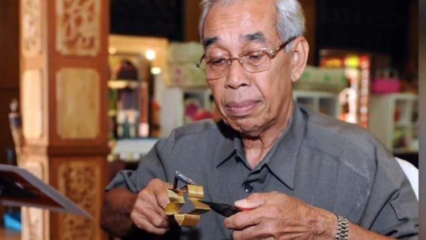 Usahawan warga emas dakap teknologi jual acuan tembaga kuih online Usahawan warga emas dakap teknologi jual acuan tembaga kuih online