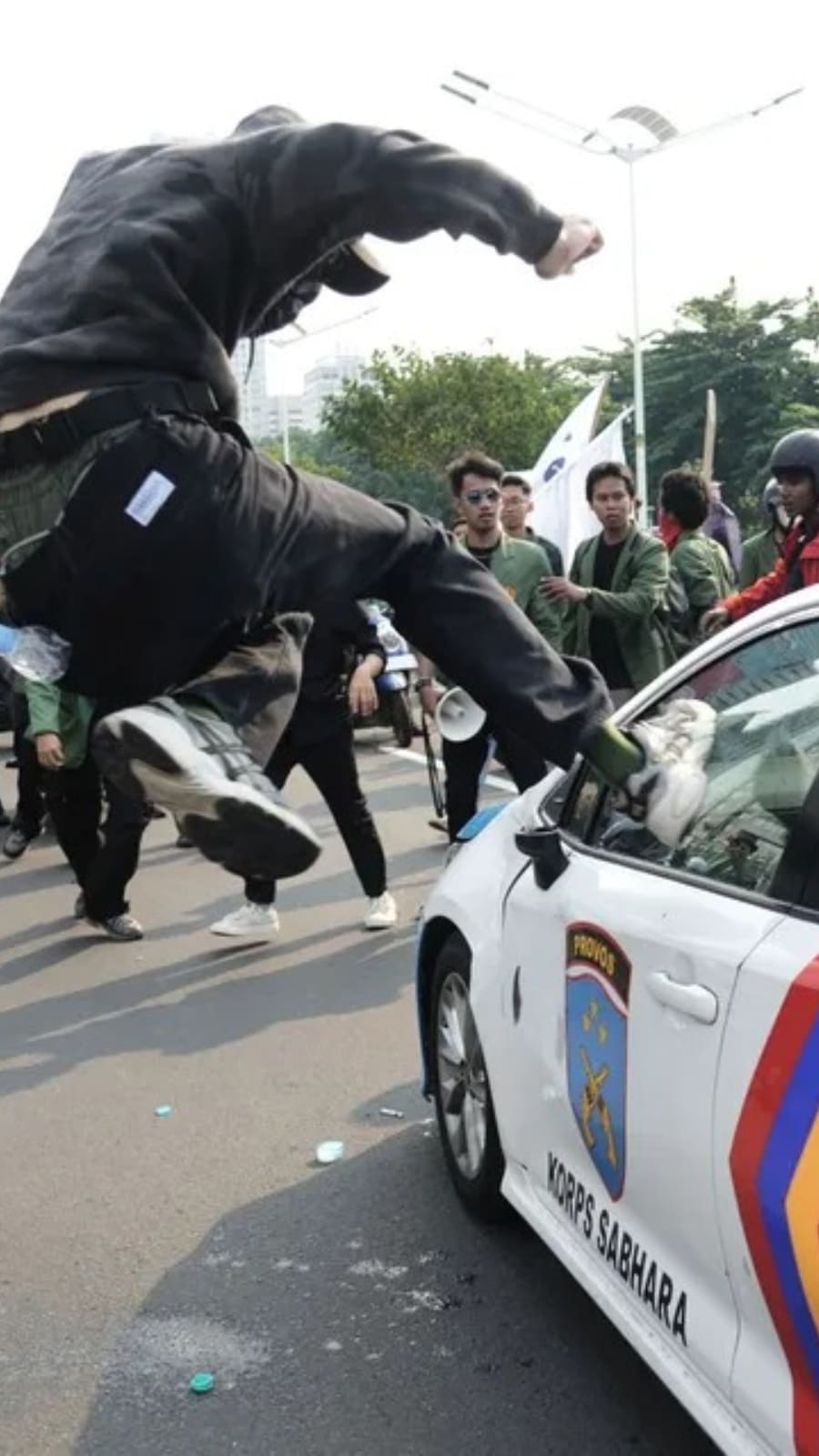 Indonesian police and protesters clash over delivery rider's death