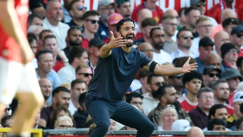 Arsenal capitalise on keeper error to secure 1-0 win at Man United