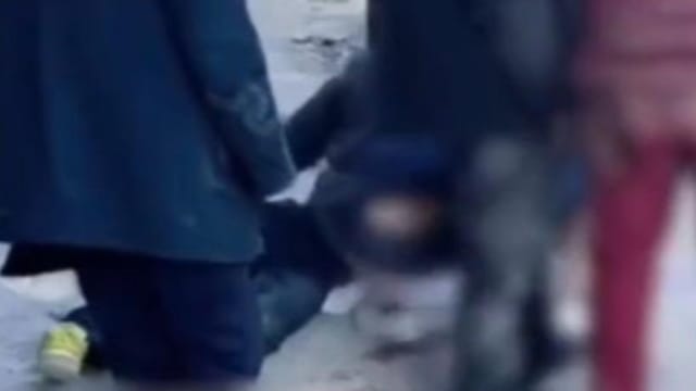 18岁儿子拒给继母拜年 大年初一被生父打至破头