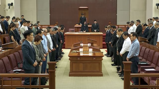 国会为已故英女王默哀一分钟