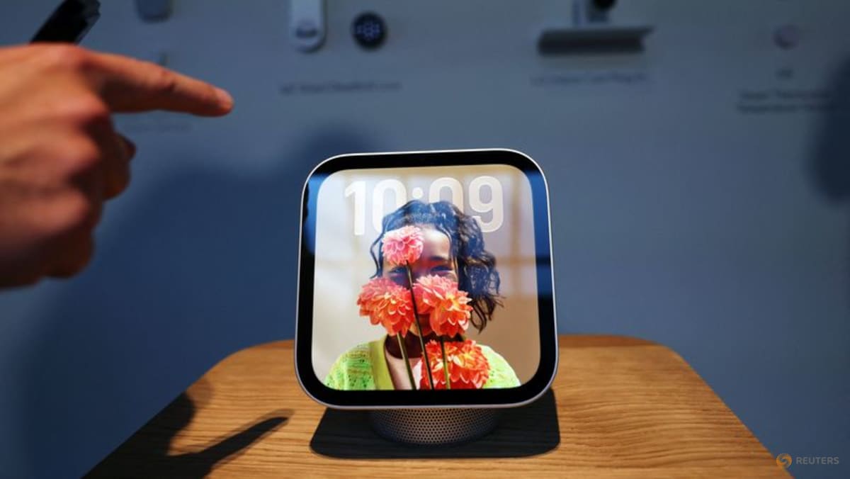 Apple bets on new screen gadget, Siri AI in home device push