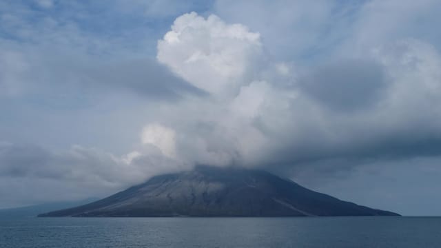 印尼鲁昂火山再喷发当局疏散1万2000多人