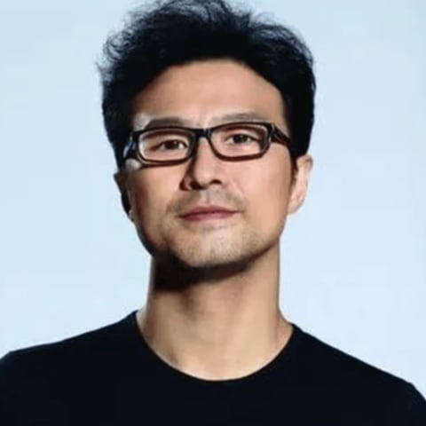 牵手宁静还是新欢？汪峰晒亲密合照揭秘情感谜团，引发网友热议！