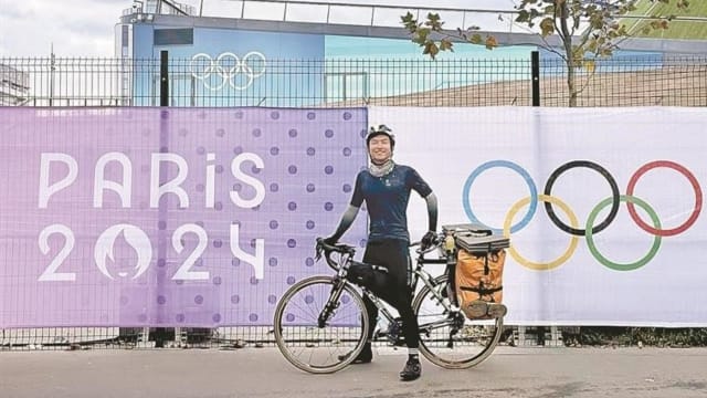 中国男子骑行逾1万公里  从深圳骑到巴黎看开幕