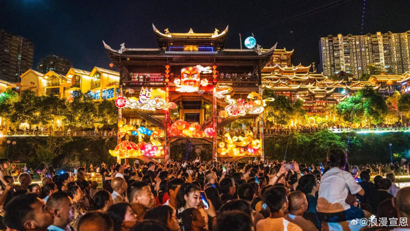 Stranded Chinese tourists turn to officials’ homes as hotels run out during May Day holiday rush Stranded Chinese tourists turn to officials’ homes as hotels run out during May Day holiday rush