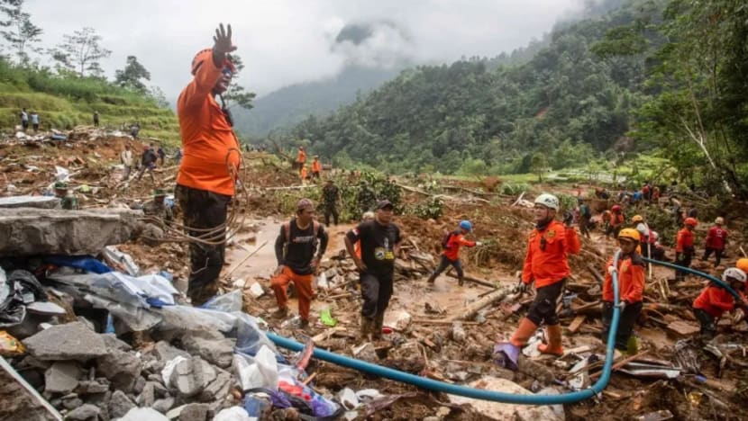 5 maut, ratusan terjejas akibat tanah runtuh, banjir di Indonesia 5 maut, ratusan terjejas akibat tanah runtuh, banjir di Indonesia