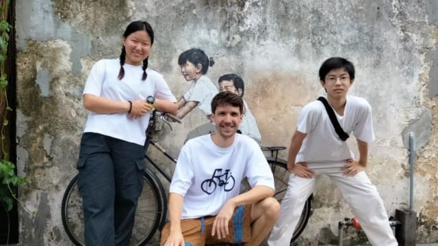 槟城知名壁画完成修复 “姐弟共骑”“追风少年”亮相合照