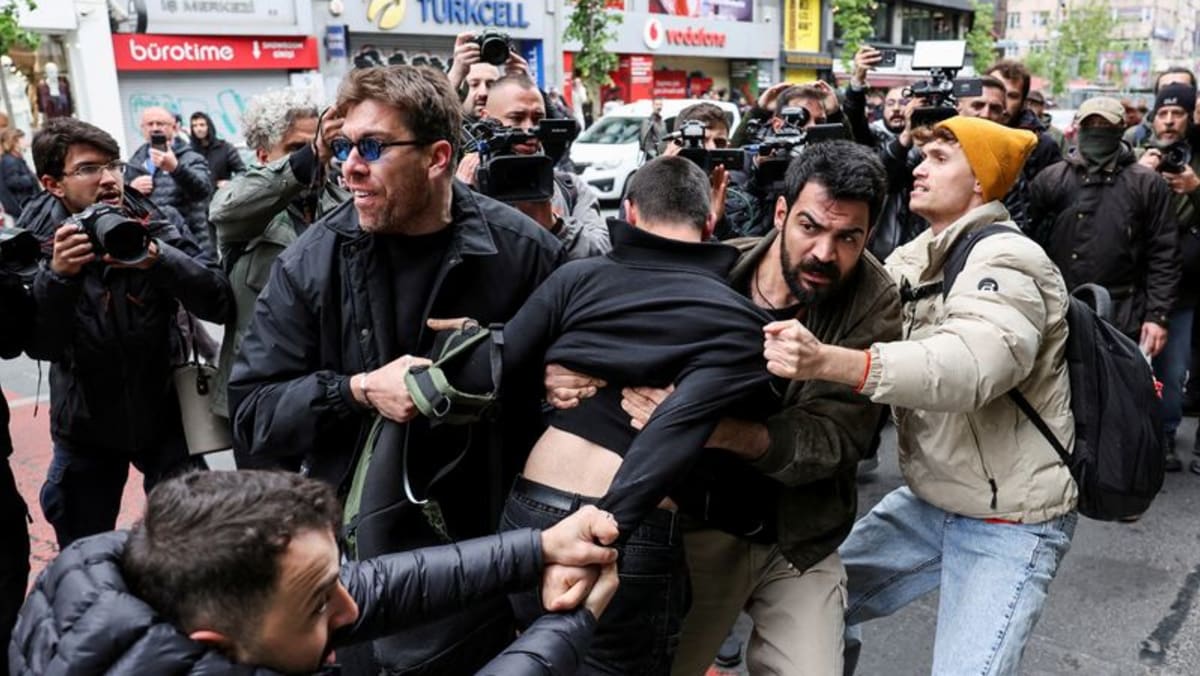Police arrest more than 400 in Istanbul May Day showdown
