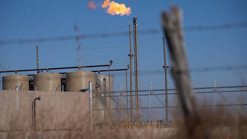 Oil climbs as market monitors US-Iran talks