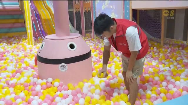 雨季来临 儿童室内游乐场生意增加 更多顾客购买凉茶