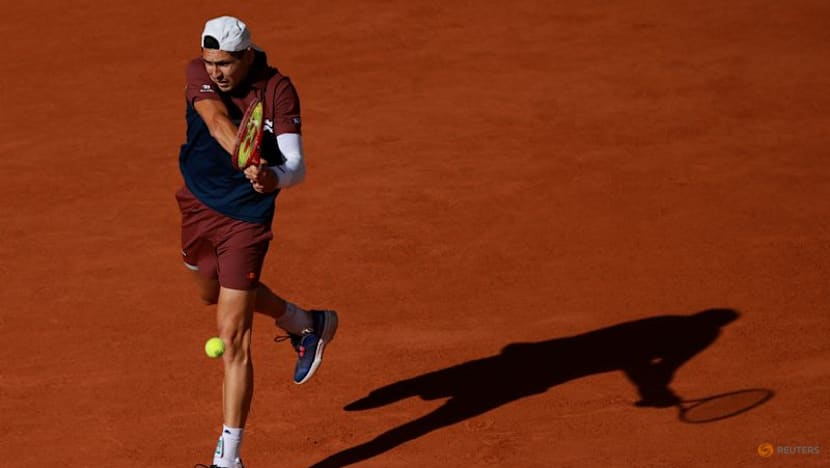 Auger-Aliassime swats aside Tabilo to reach French Open quarters