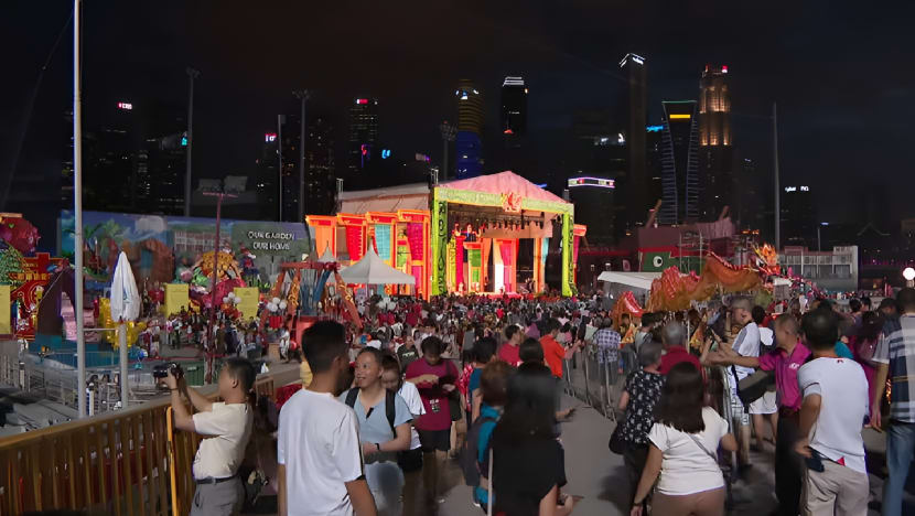 Bunyi mercun sambut River Hongbao di Taman di Persisiran Bunyi mercun sambut River Hongbao di Taman di Persisiran