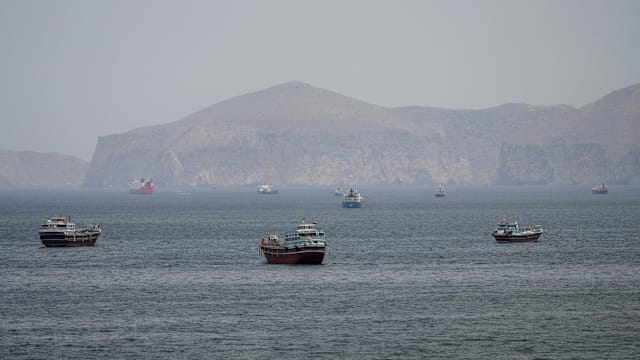 霍尔木兹海峡据报今天有至少两艘货船遭攻击