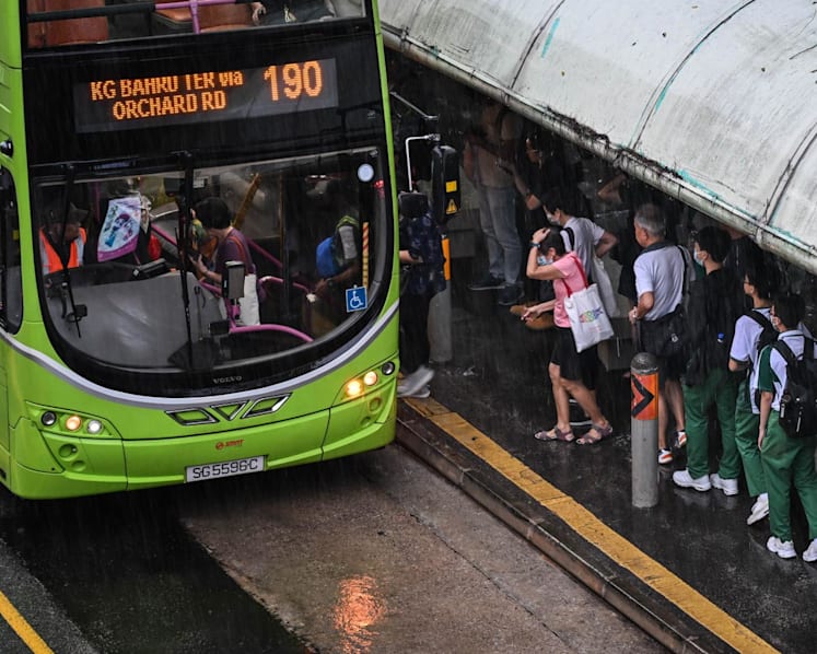Starting pay for new local bus captains to rise by S$450 with government funding
