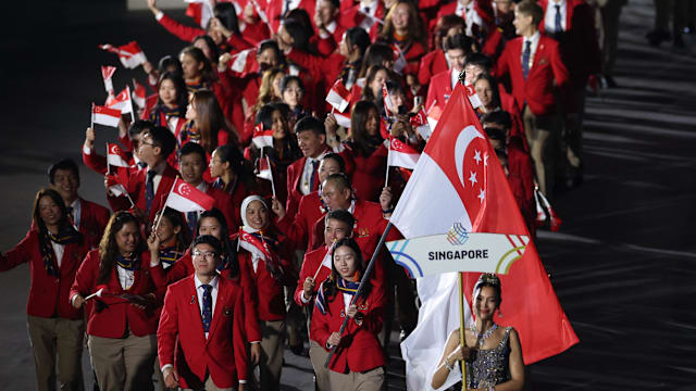 擎旗手林天润和杨佳敏领军 新加坡代表团进场