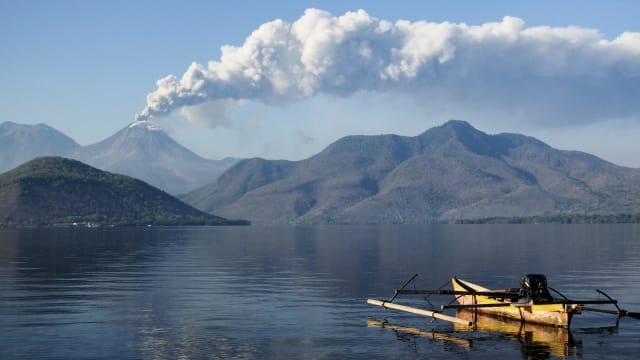 印尼勒沃托比火山喷发 多趟航班被迫取消