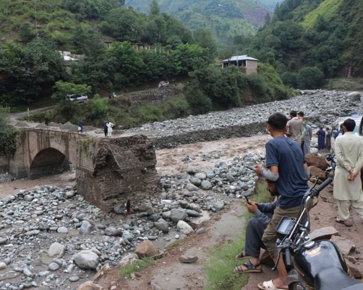 Pakistan rescuers recover bodies after monsoon rains kill over 340