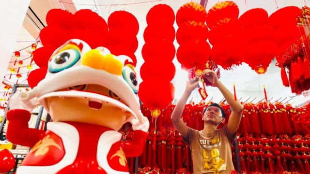 半夜也有狮城客 新山年货摊成不夜城