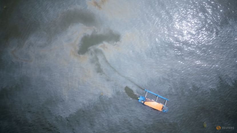 Philippine oil spill reaches fishing town, threatens livelihoods Philippine oil spill reaches fishing town, threatens livelihoods