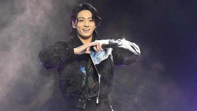 BTS Jungkook登世界杯舞台　穿Versace透视背心表演掀高潮