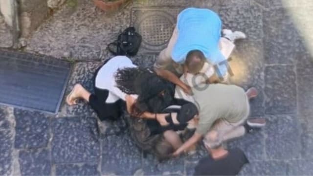 飞来横祸！普拉达女经理意大利街头遭雕像砸死