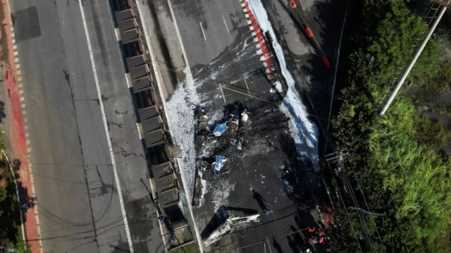 小型飞机坠毁巴西圣保罗公路 撞及巴士两人丧命