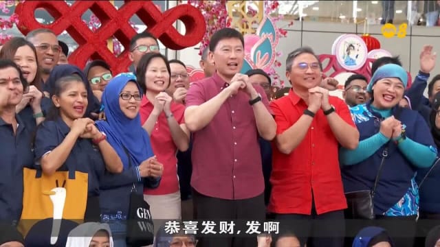 徐芳达与义工走访大巴窑 向居民拜早年
