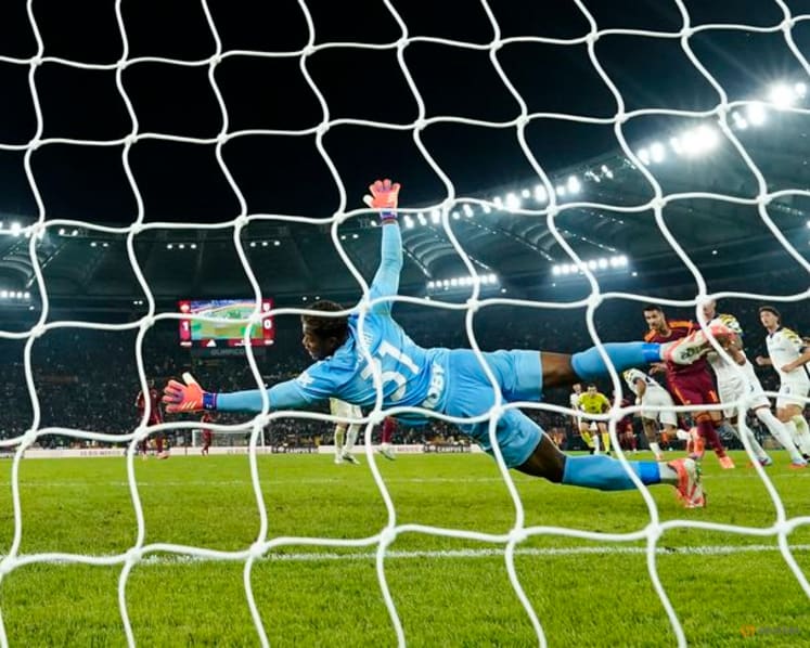 Roma beat Parma 2-1 to keep pace with leaders Napoli