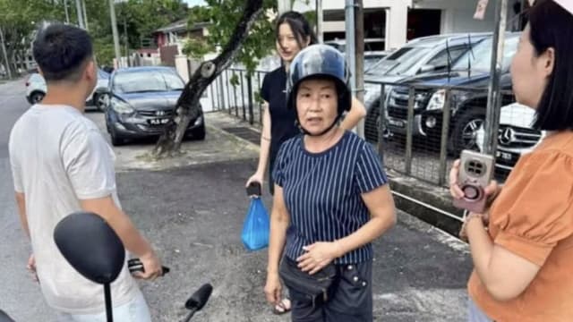 马国劫匪强抢金项链 却被71岁老妇暴打
