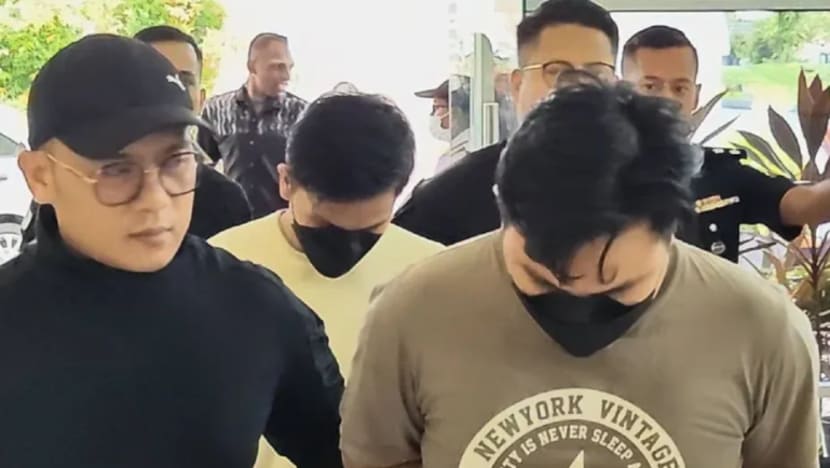 2 beradik curi van jenazah untuk lunas hutang 'along'; dipenjara 6 bulan di Klang 2 beradik curi van jenazah untuk lunas hutang 'along'; dipenjara 6 bulan di Klang