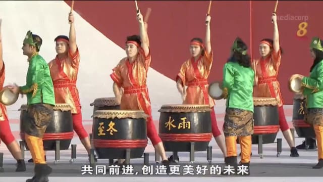 浮动舞台2万多名观众 形成“滨海湾人浪”场面