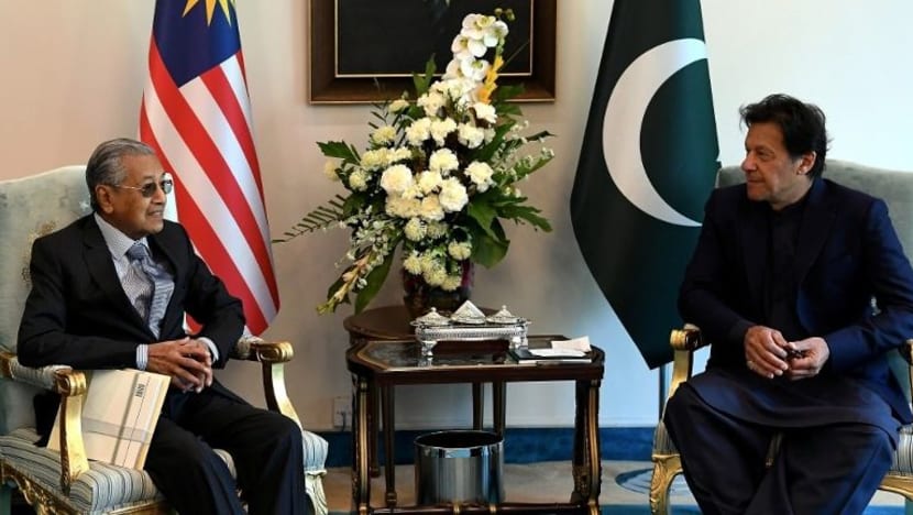Imran Khan puji Dr Mahathir sebagai negarawan Malaysia dan dunia Islam Imran Khan puji Dr Mahathir sebagai negarawan Malaysia dan dunia Islam