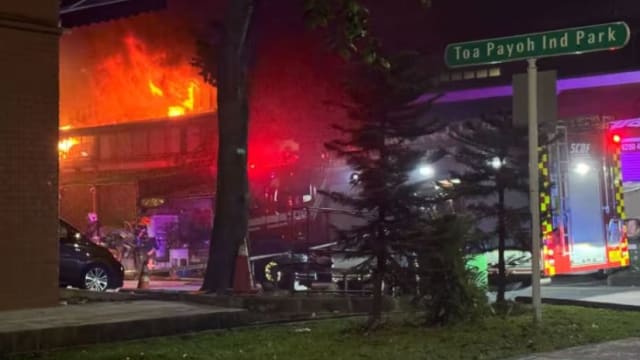 大巴窑工业区遇火神 修车厂和工厂大火