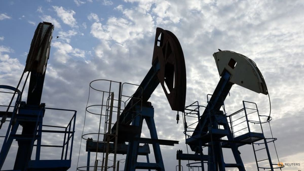 Oil climbs as fading US-Iran peace hopes raise supply risks
