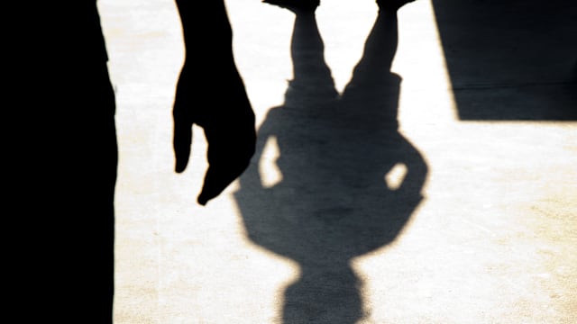 台醋男不满女友搞暧昧 谈判中逼情敌吃草才放人