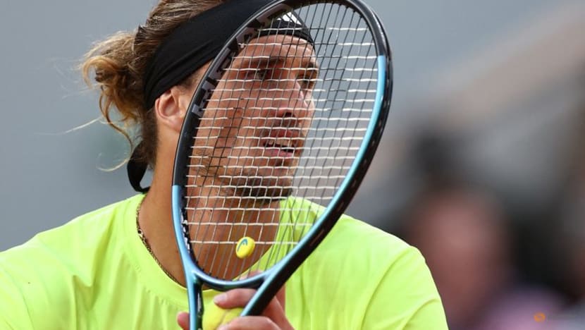 Zverev overcomes stomach bug to set up Halle semi-final with Medvedev