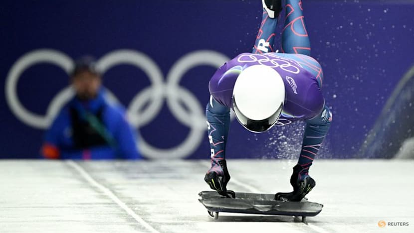 Skeleton-Weston keeps cool amid startline mayhem to lead at halfway