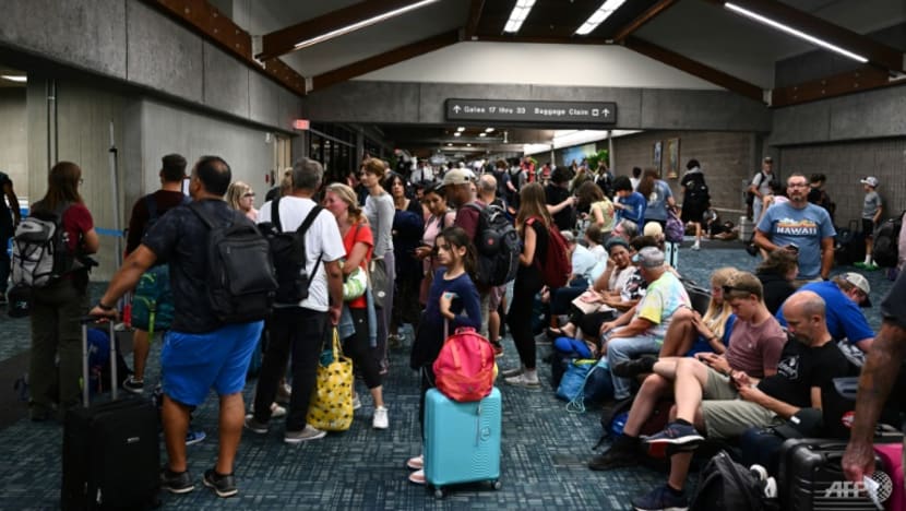 Like a warzone: Hawaii's fleeing tourists tell of escape Like a warzone: Hawaii's fleeing tourists tell of escape