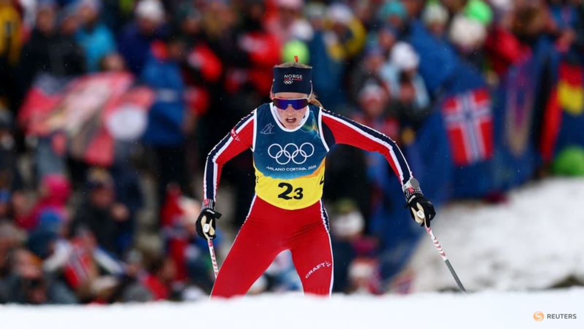 Crosscountry-Norway win women's relay, Sweden fight back to take silver