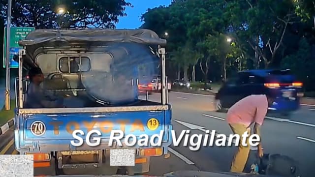 客工反应迅速清马路障碍物 善举暖人心