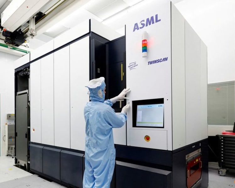 ASML to offer employees €20,000 retention bonus for staying in 2027-2030