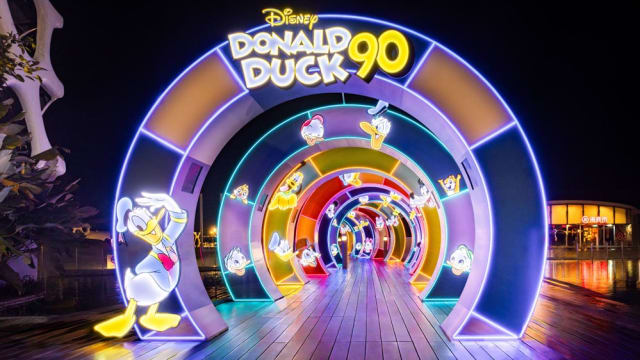 冲啊！跟Donald Duck一同庆中秋