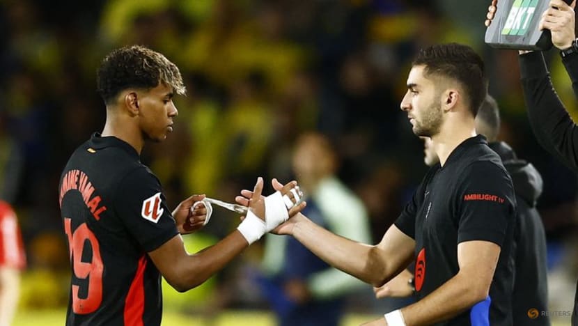 Barcelona reclaim top spot with dour 2-0 win at Las Palmas